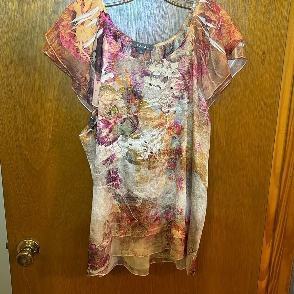 Roz & Ali Beautiful Blouse with a shimmery material. Size XL
